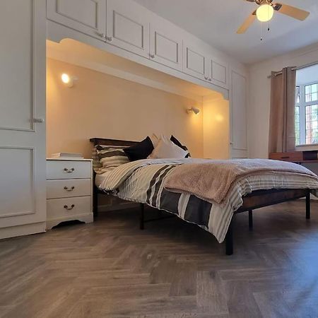 Spacious 2 Bed Bungalow Enfield Extérieur photo