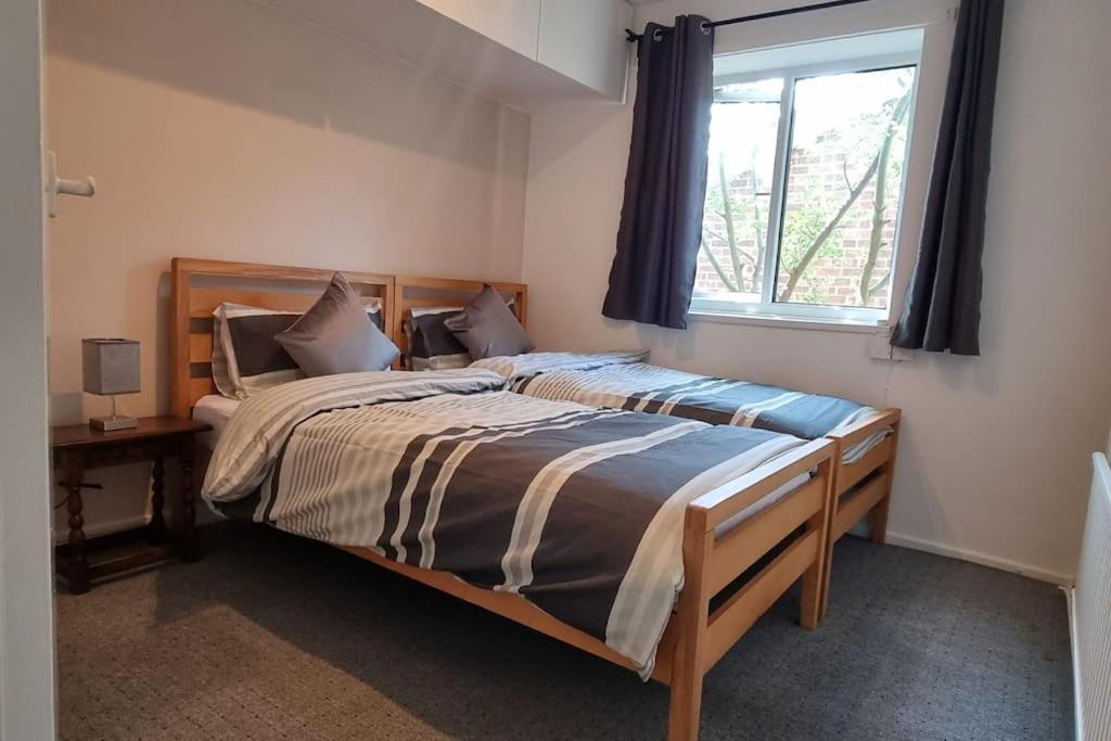 Spacious 2 Bed Bungalow Enfield Extérieur photo