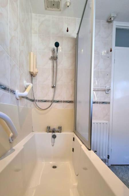 Spacious 2 Bed Bungalow Enfield Extérieur photo