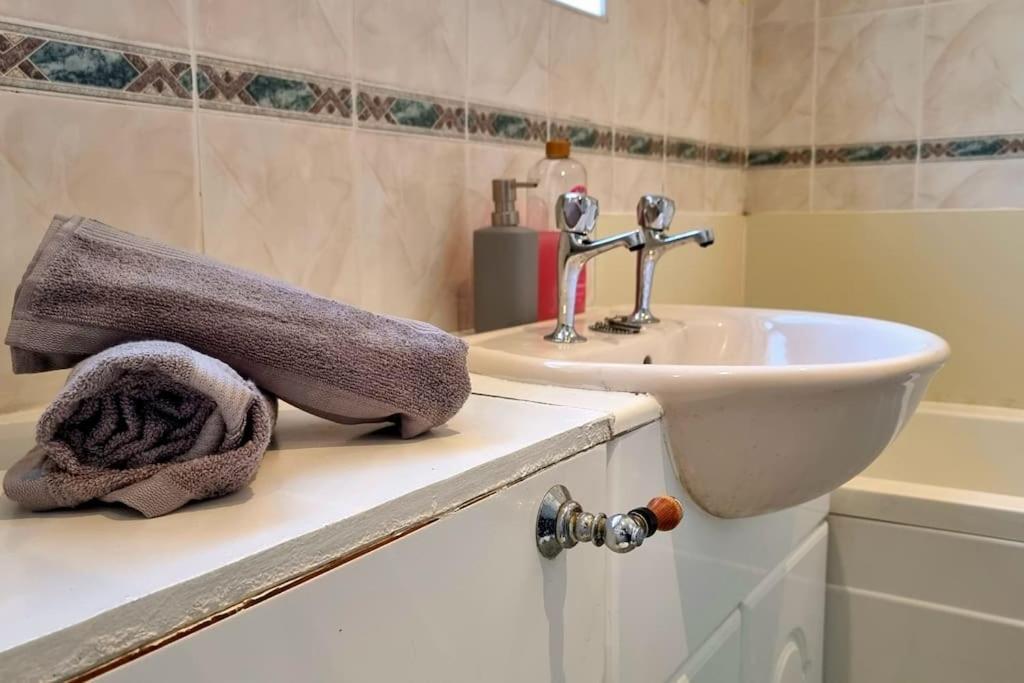 Spacious 2 Bed Bungalow Enfield Extérieur photo