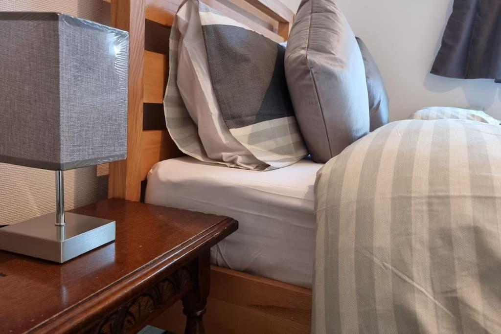 Spacious 2 Bed Bungalow Enfield Extérieur photo