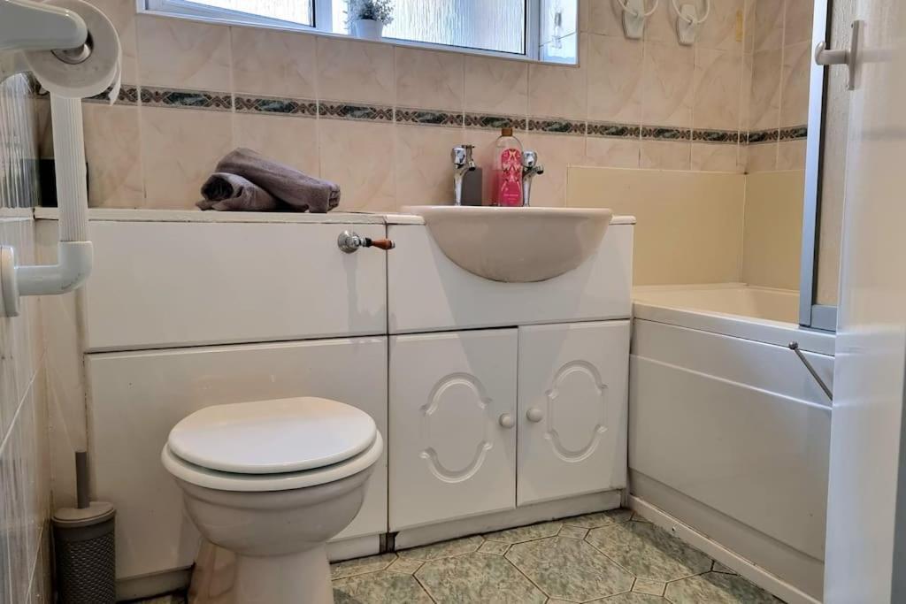 Spacious 2 Bed Bungalow Enfield Extérieur photo