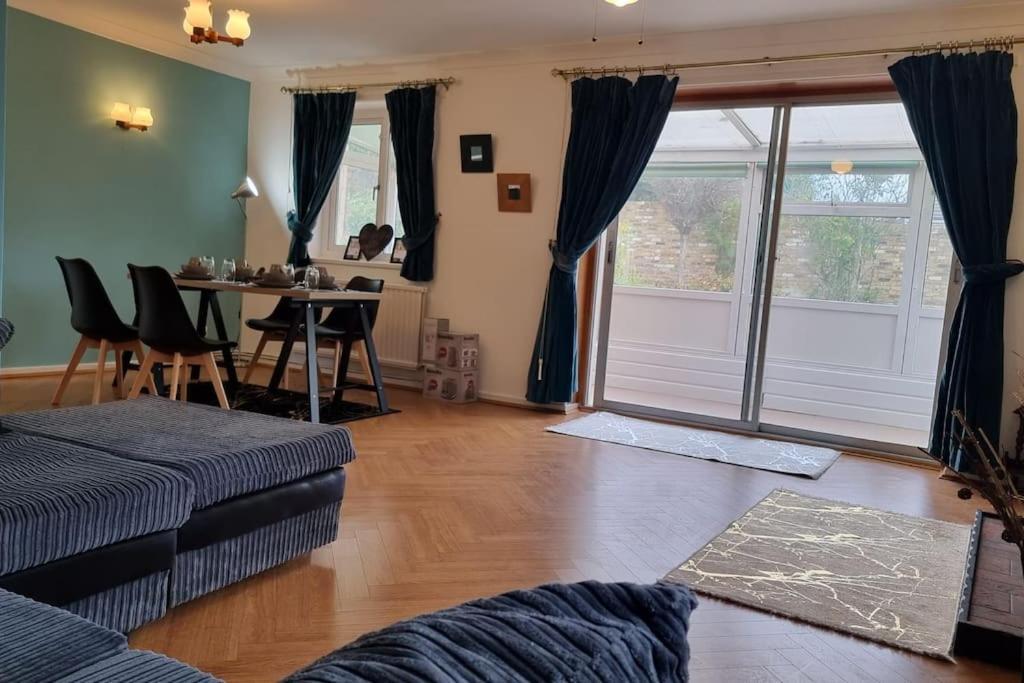 Spacious 2 Bed Bungalow Enfield Extérieur photo