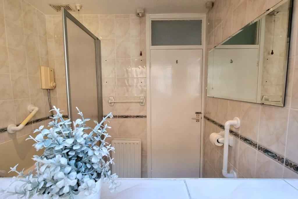 Spacious 2 Bed Bungalow Enfield Extérieur photo