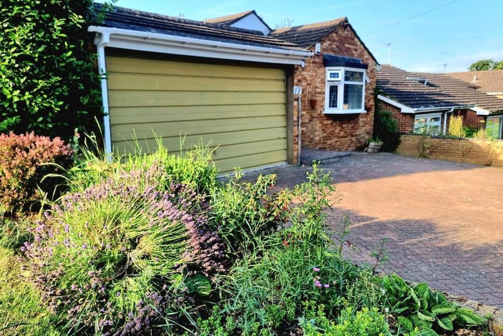 Spacious 2 Bed Bungalow Enfield Extérieur photo